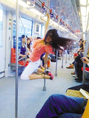 女子在南京地鐵車廂內(nèi)大跳鋼管舞雷翻乘客