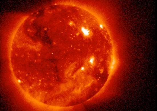 太陽風(fēng)暴來襲引發(fā)網(wǎng)友恐慌 專家稱不必杞人憂天