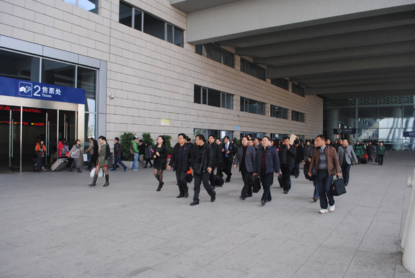 武岡商會(huì)前往廣州迎接武岡黨政代表團(tuán)