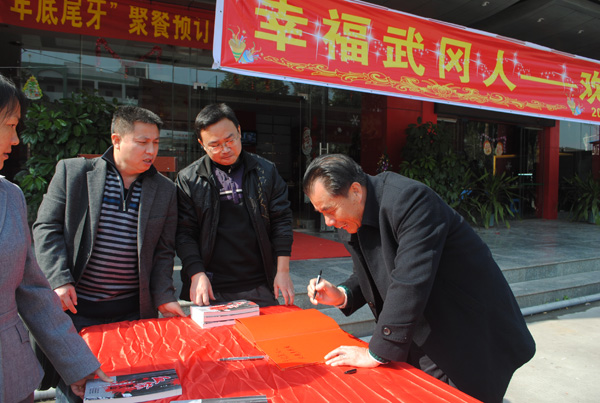 2011人網(wǎng)聚會(huì)部分網(wǎng)友簽到現(xiàn)場(chǎng)組圖一