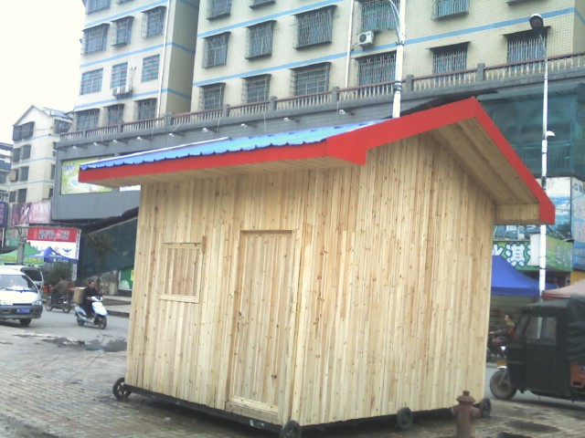 武冈市步行街惊现移动木屋