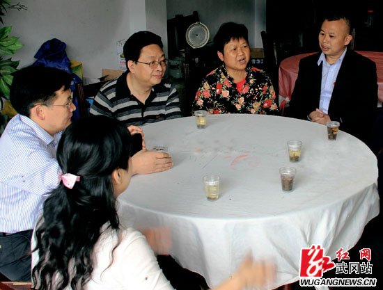 王春生强调：始终保持与群众的血肉联系