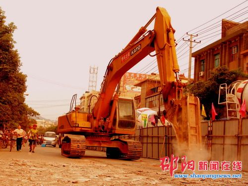 武冈市区道路维修力度加大