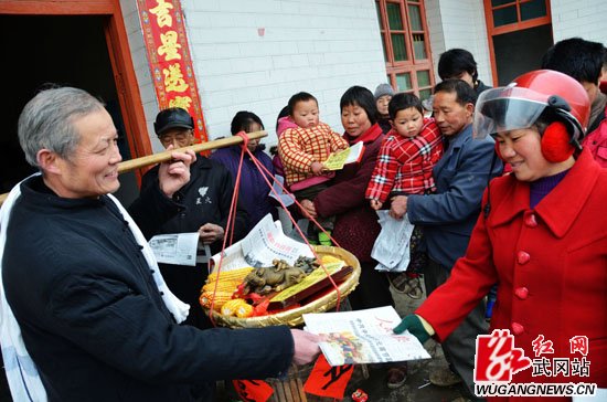 民间艺人走村串户“唱春牛”
