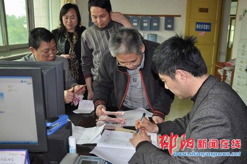 昔日英雄今落难 武冈一中教师伸援手