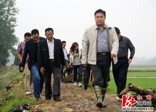 王长忠深入龙溪镇南山村扶贫调研