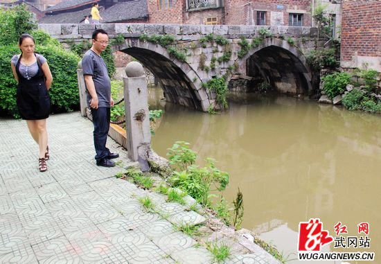 穿城河岸铁索护栏被盗 市政管理站忙抢修