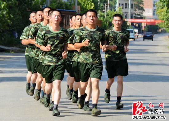 驻武武警官兵夏日强训