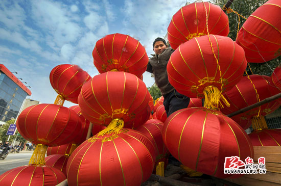 大红灯笼高高挂 张灯结彩迎新年