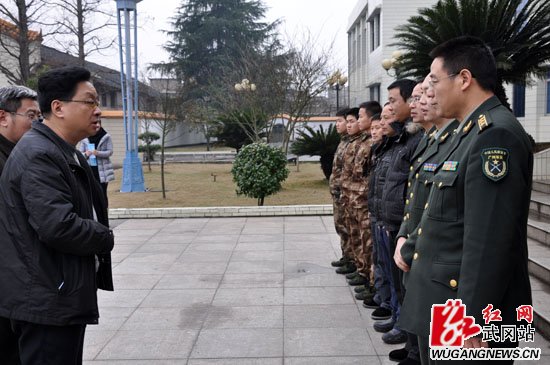 王春生走访慰问人武部官兵、特困企业军转干部等