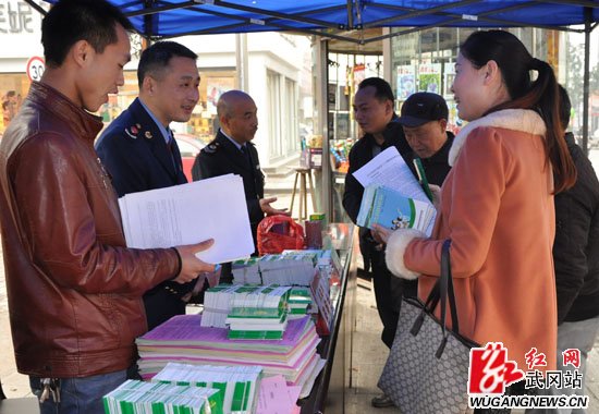 我市举办“3.15”法规宣传咨询暨真假商品展示活动