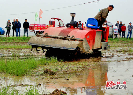 履带旋耕式耕田机有效提高耕田效益