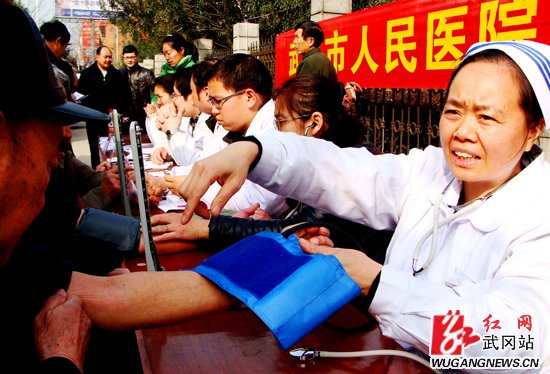 市人民医院开展学雷锋免费义诊活动