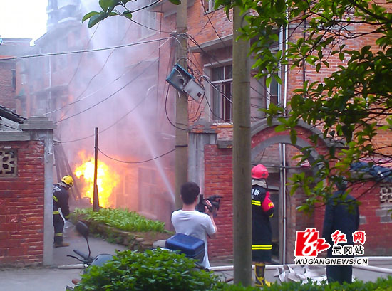 煤气管道泄漏引发大火 消防人员五分钟扑灭