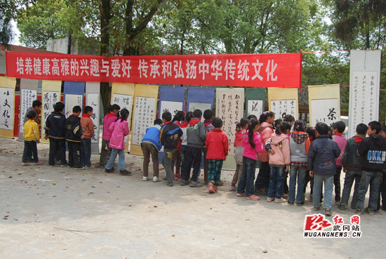 龙田乡举办“走进校园”书画摄影巡回展