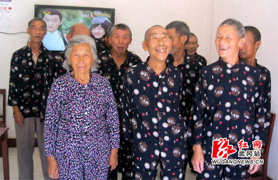 好心市民为敬老院老人送“清凉”