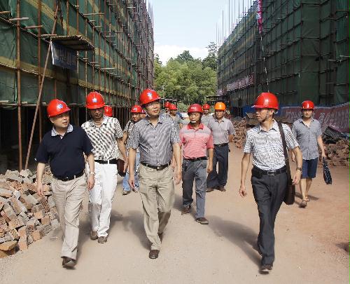 王小波检查建筑施工安全生产工作