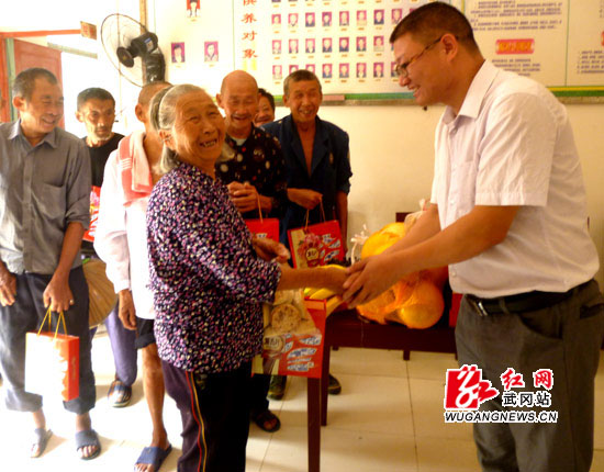 人大代表慰问敬老院老人