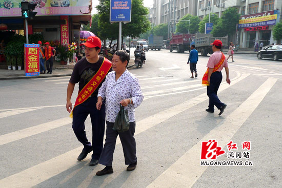 武冈市开展志愿者“文明交通劝导”行动
