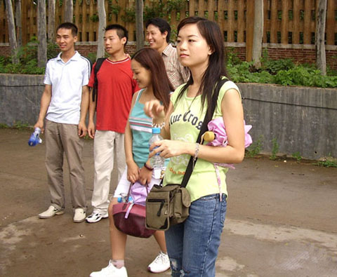 誰(shuí)認(rèn)識(shí)光明農(nóng)場(chǎng)聚會(huì)的這位武岡美女