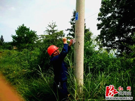 安質(zhì)部工作人員在制掛考核牌.jpg