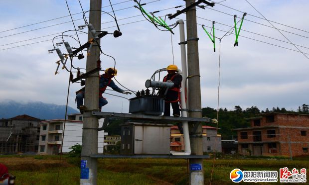 作業(yè)人員在10KV灣南線黎明支線50-1#、50-2#桿更換變壓器和高壓噴射式熔斷器DSC_0167