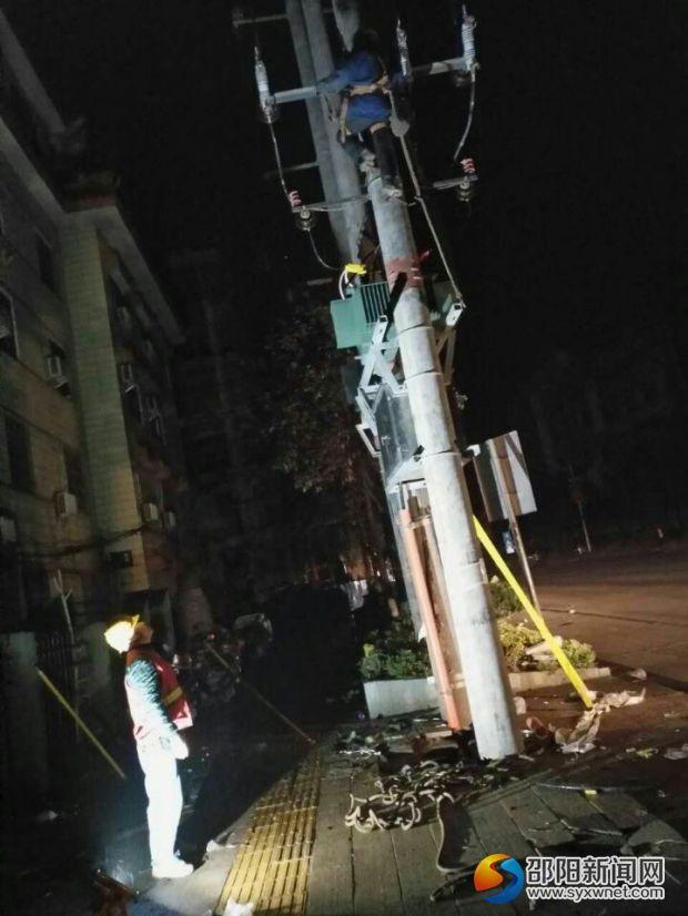 武岡電力守護(hù)者冒雨搶修暖民心