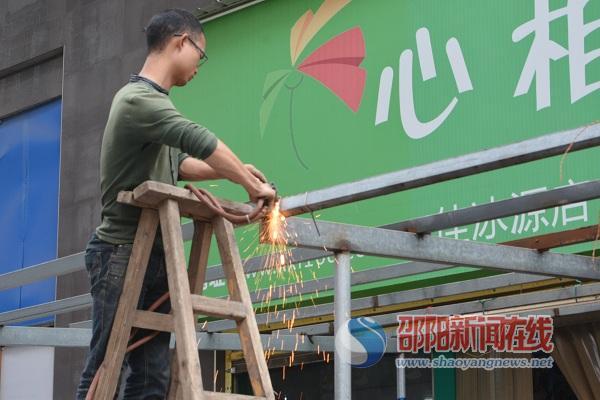 武岡市人工拆除一小區(qū)違建工棚
