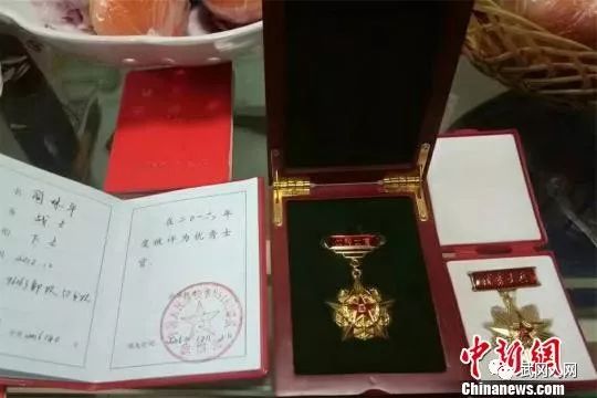 簡(jiǎn)林平生前在部隊(duì)獲得的榮譽(yù)證書。江西省紅十字會(huì)供圖