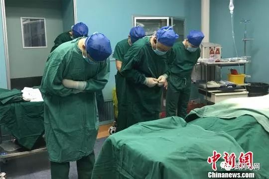 移植醫(yī)務(wù)人員默哀。江西省紅十字會(huì)供圖