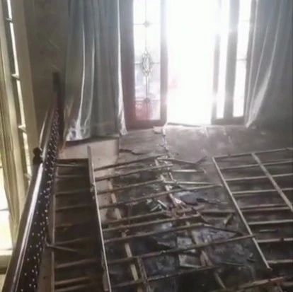 武冈安乐桥一户人家房间吊顶装饰掉下来了