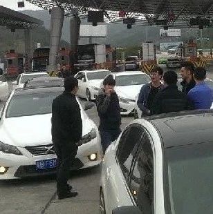 武冈东出口，一辆小车坐了11人