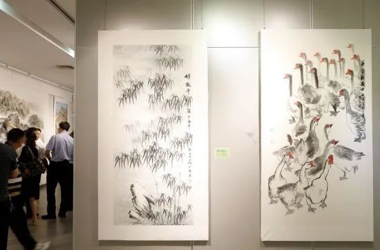 展覽以藝術(shù)的形式反映了黨的十八大以來武岡取得的改革發(fā)展成果。 徐卓俊 攝 圖片