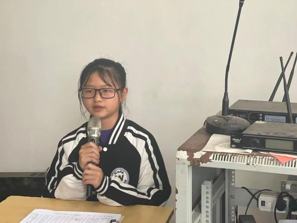 邓元泰镇中学开展校园广播“国旗下的讲话”周会课活动