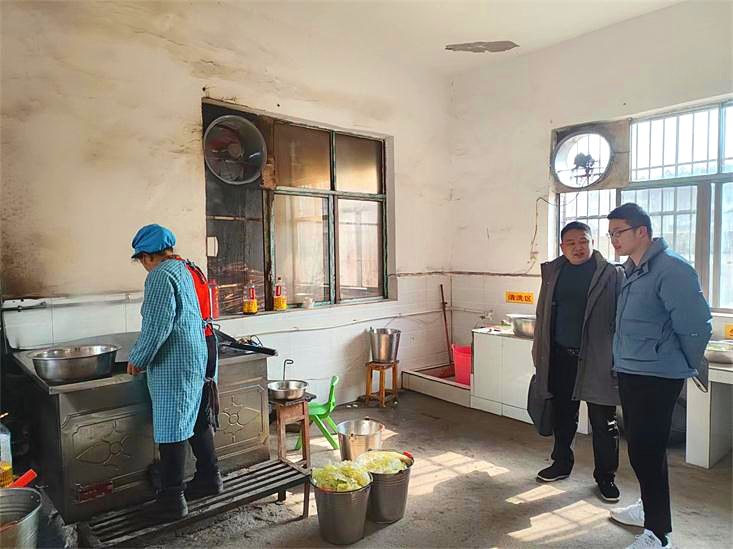 湾头桥镇开展春季校园食品安全检查 守护学生“舌尖上的安全”