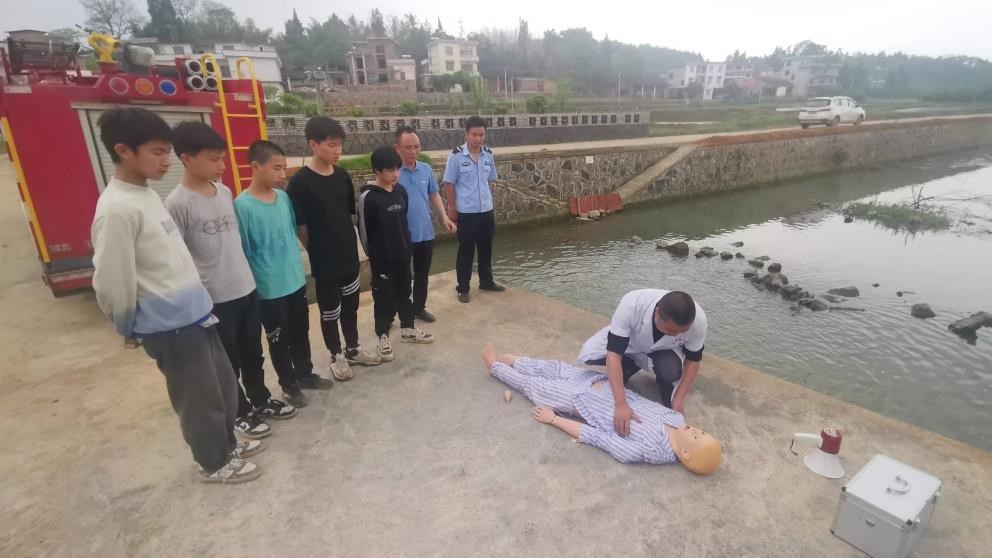 司马冲镇召开“利剑护蕾”工作讲评会