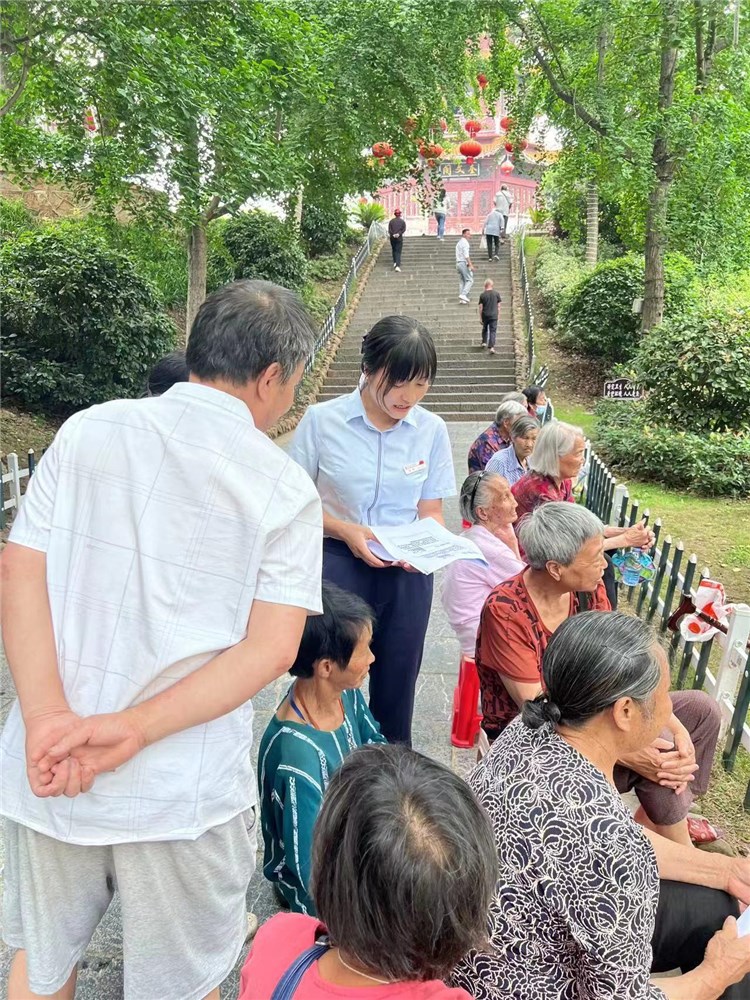 农商银行步行街支行开展夏季用火用电安全知识宣传“进家庭”活动