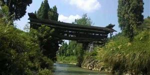 四面环水的鳄鱼山……