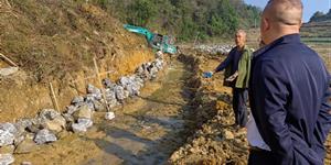 武冈市卫健局为三合村村民拓宽延伸“幸福渠”