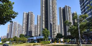 去银行办事，好多银行卡限额的！男子转工资给老婆都转不了！