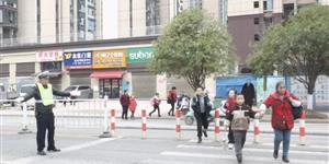 武冈冬季“护学岗”为上学路上的师生撑起‘安全伞’