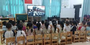 法相巖街道中心幼兒園：幼兒園師幼共觀閱兵，厚植愛(ài)國(guó)主義情懷