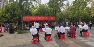 武冈民间草根歌舞团载歌载舞献礼国庆