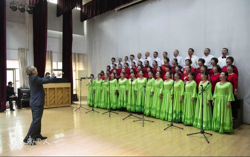 载歌载舞庆重阳，桑榆未晚霞满天  ――武冈市老干部大学重阳节活动侧记