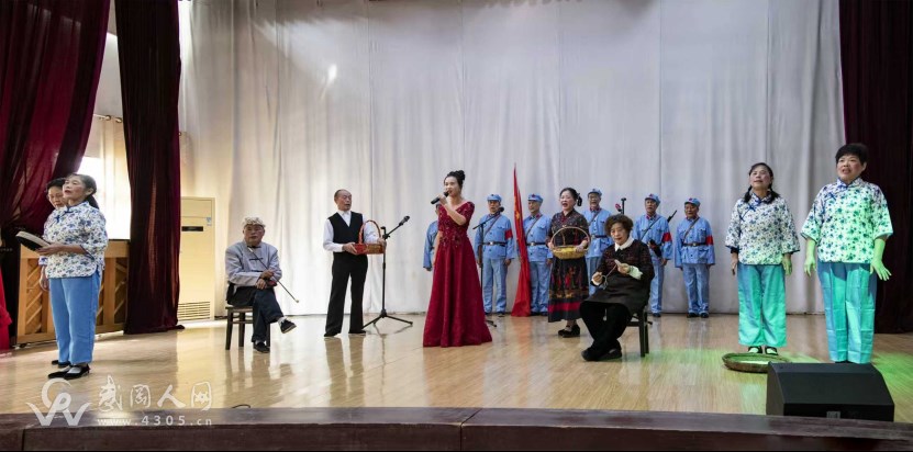 载歌载舞庆重阳，桑榆未晚霞满天  ――武冈市老干部大学重阳节活动侧记
