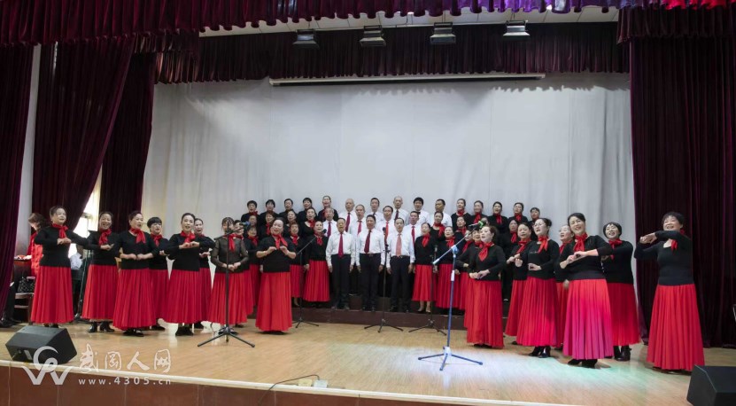 载歌载舞庆重阳，桑榆未晚霞满天  ――武冈市老干部大学重阳节活动侧记