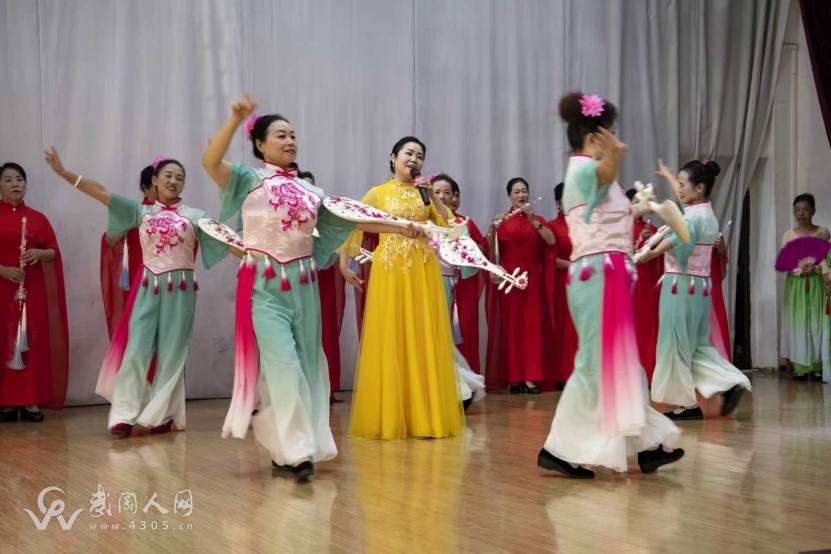 载歌载舞庆重阳，桑榆未晚霞满天  ――武冈市老干部大学重阳节活动侧记