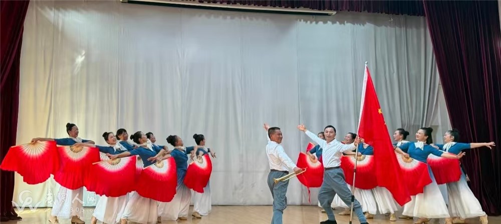 载歌载舞庆重阳，桑榆未晚霞满天  ――武冈市老干部大学重阳节活动侧记