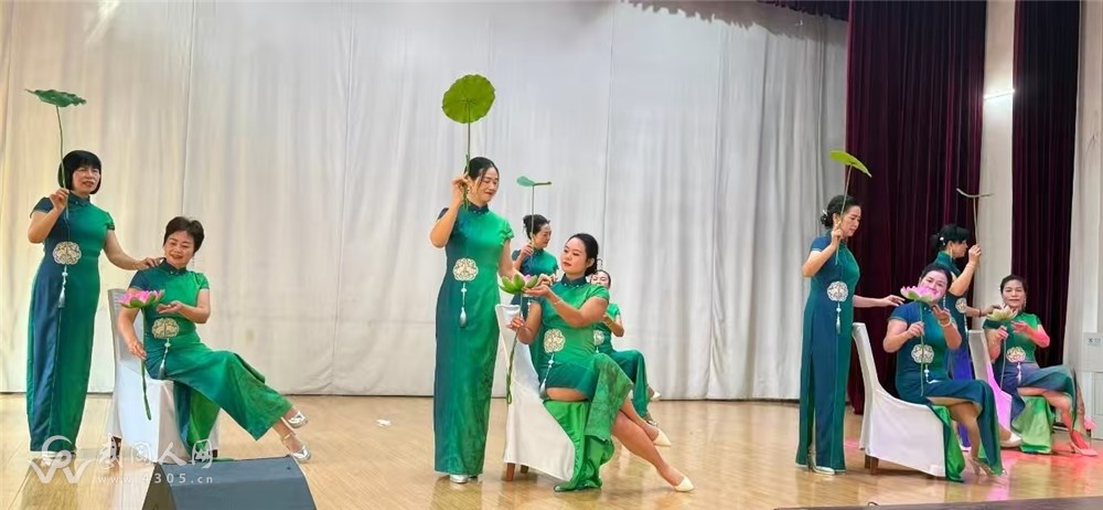 载歌载舞庆重阳，桑榆未晚霞满天  ――武冈市老干部大学重阳节活动侧记