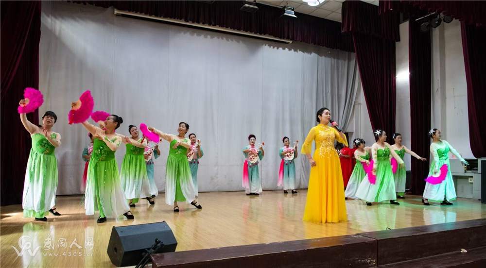 载歌载舞庆重阳，桑榆未晚霞满天  ――武冈市老干部大学重阳节活动侧记